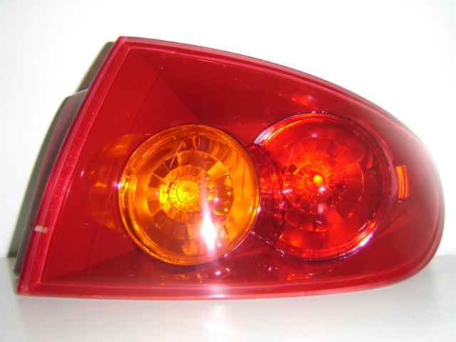 Piloto trasero — MAZDA 3 SEDAN (2004–2007) — derecho