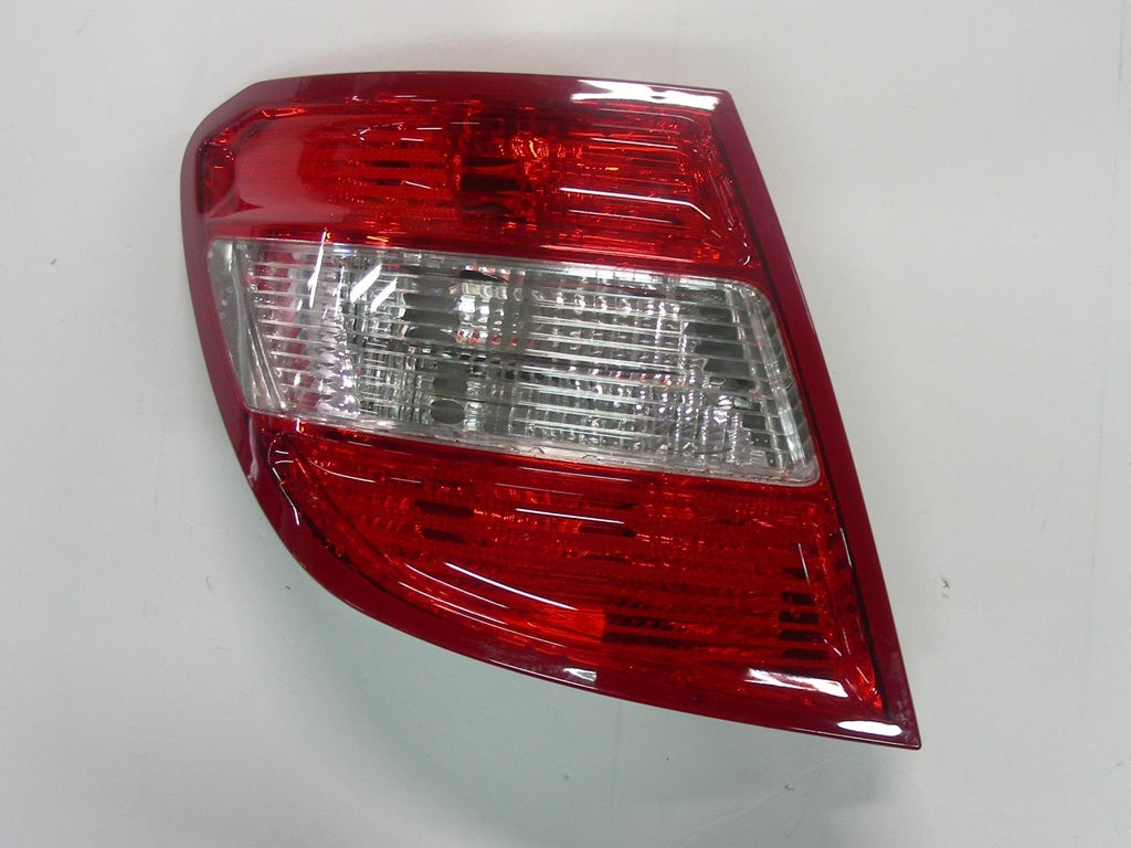 Piloto trasero (familiar, acabado rojo/ahumado) — derecho — MERCEDES C W204 (desde 2007) — derecho