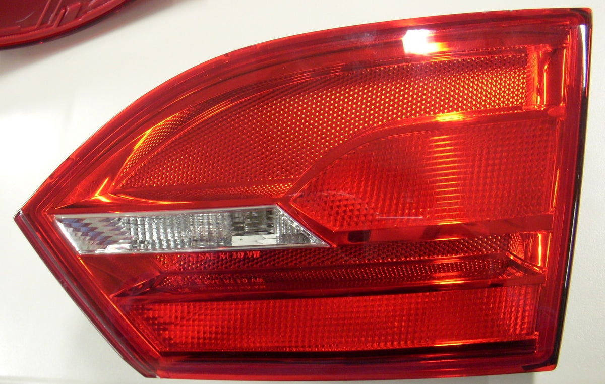 Piloto trasero (sección interior 4 puertas) — VOLKSWAGEN JETTA (desde 2011) — derecho