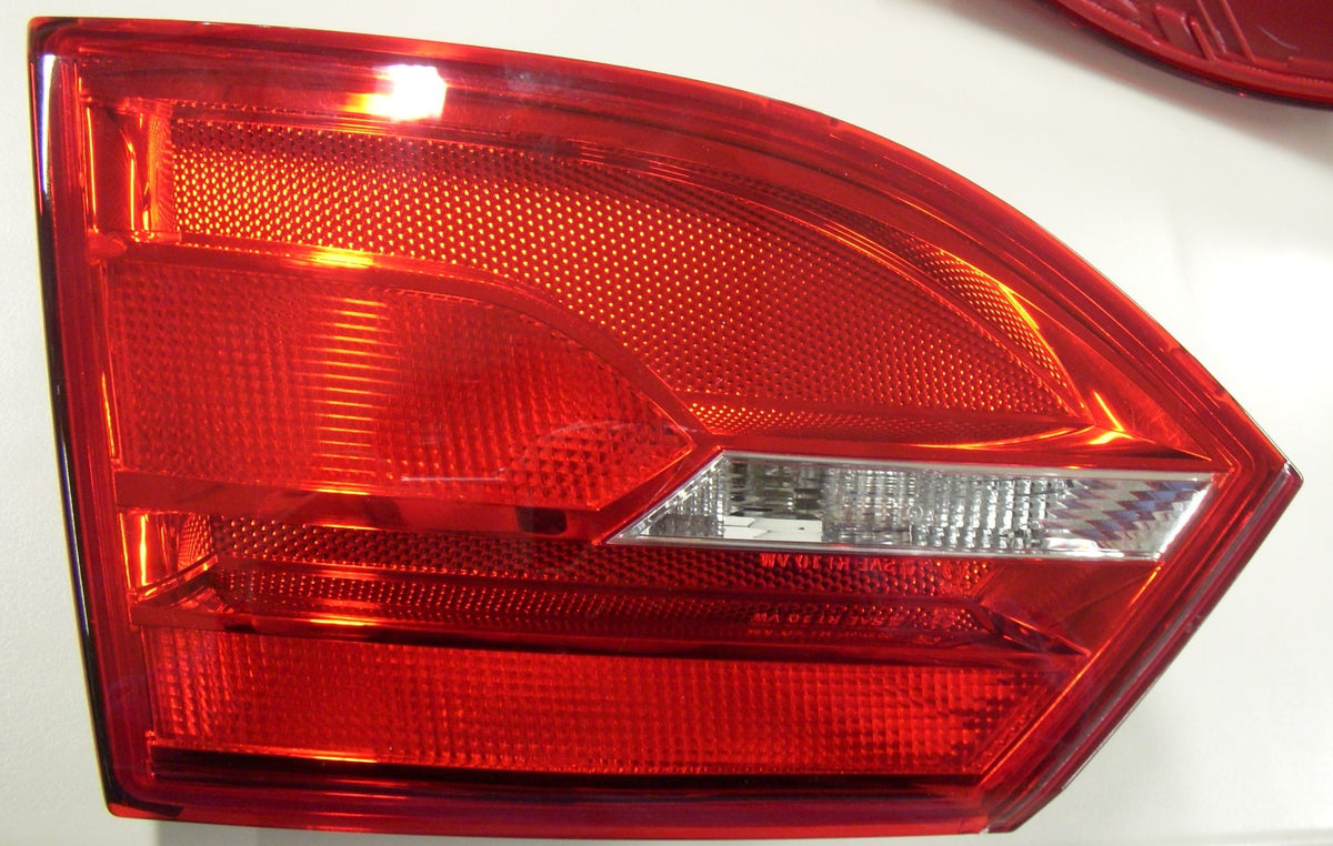 Piloto trasero (sección interior 4 puertas) — VOLKSWAGEN JETTA (desde 2011) — izquierdo