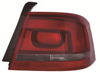 Piloto trasero (4 puertas interior, acabado negro) — VOLKSWAGEN PASSAT (desde 2010) — derecho