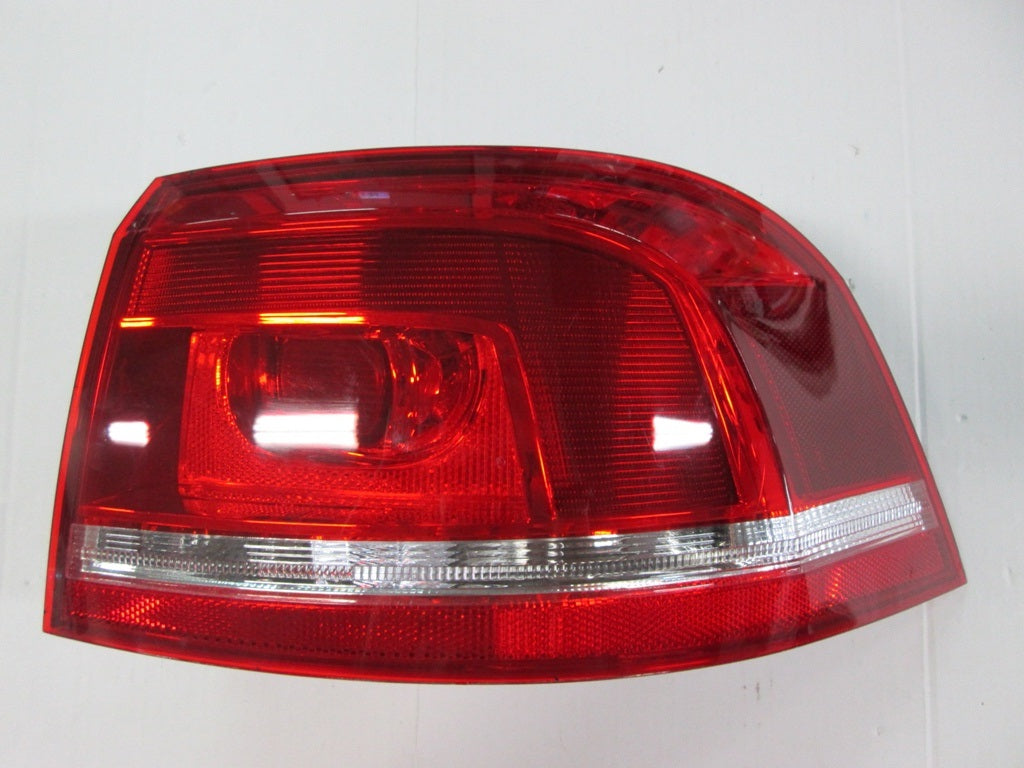 Piloto trasero (familiar) — VOLKSWAGEN PASSAT (desde 2010) — derecho