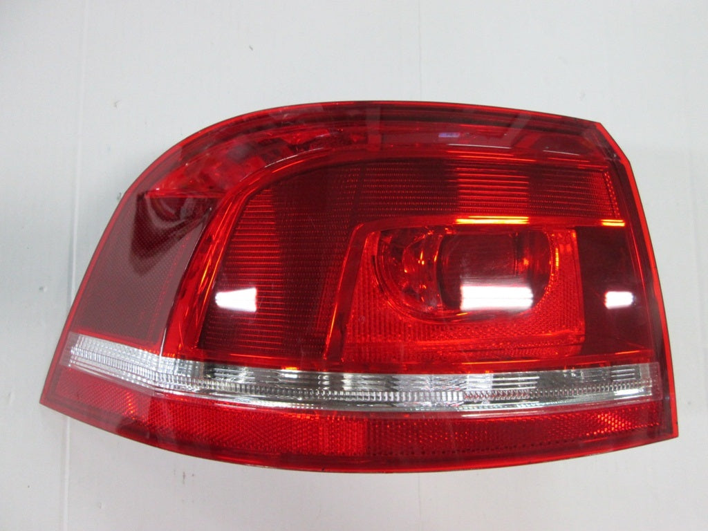 Piloto trasero (familiar) — VOLKSWAGEN PASSAT (desde 2010) — izquierdo