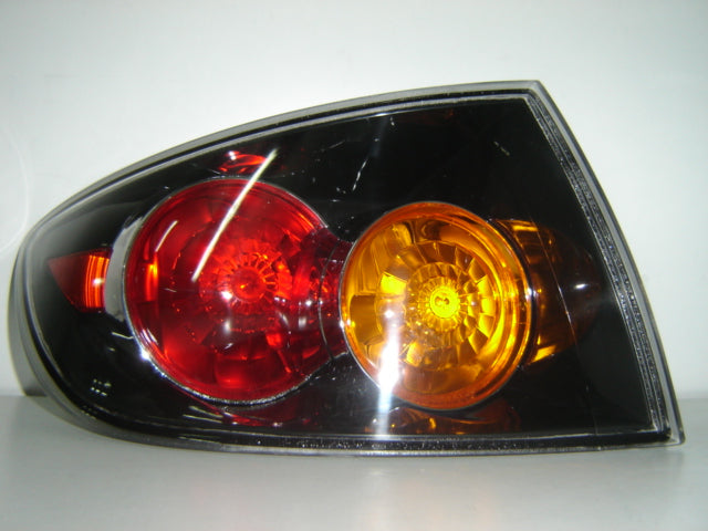 Piloto trasero — MAZDA 3 SEDAN (2004–2007) — izquierdo