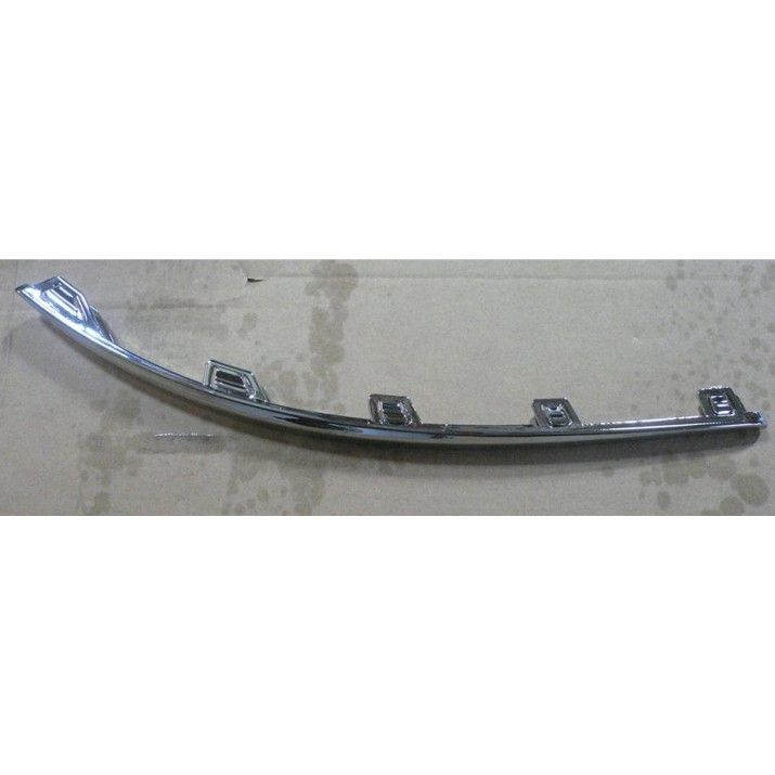 Moldura cromada de parachoques delantero para versión familiar — HYUNDAI I30 (desde 2007) - derecho